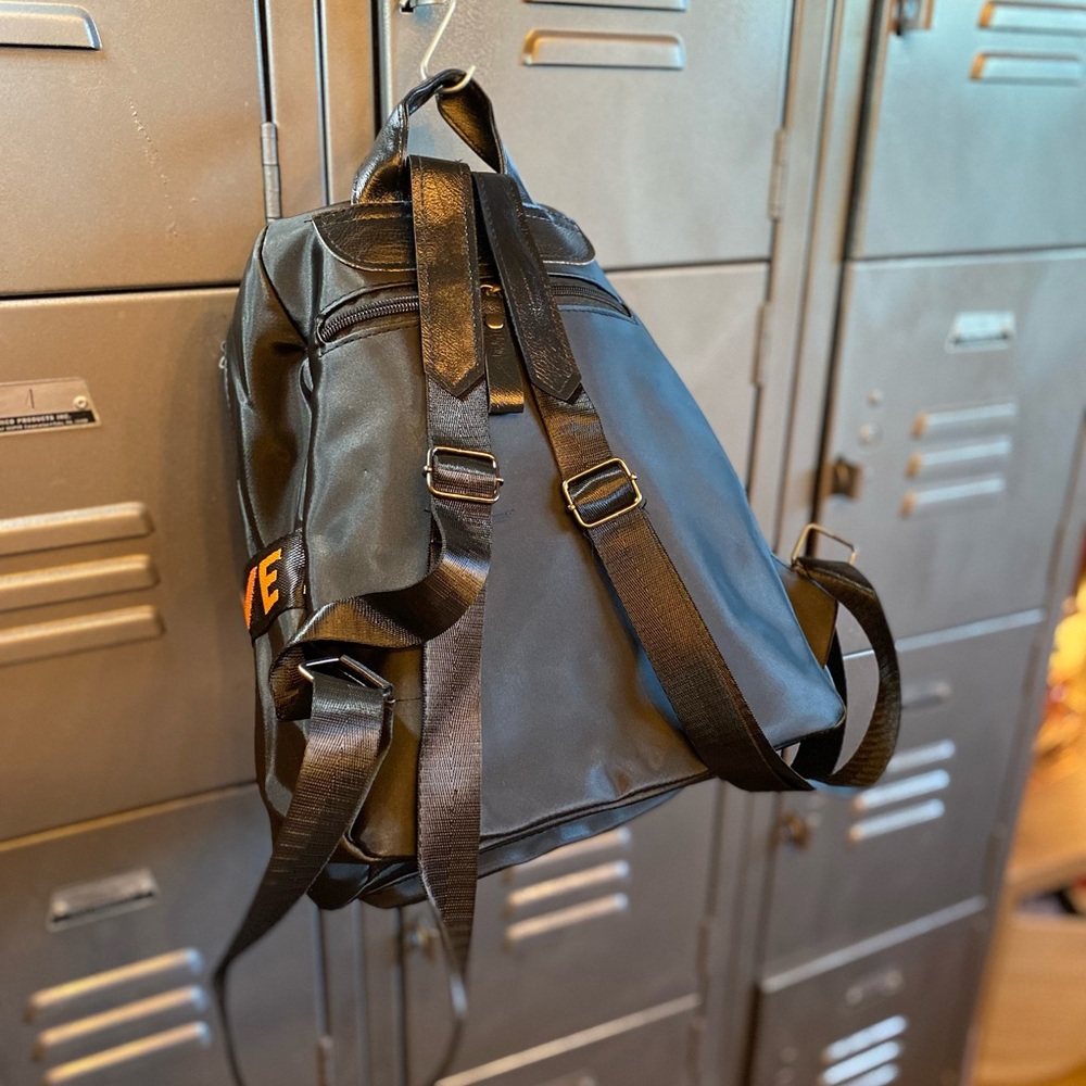 Super cute small backpack - Picture 3 of 3